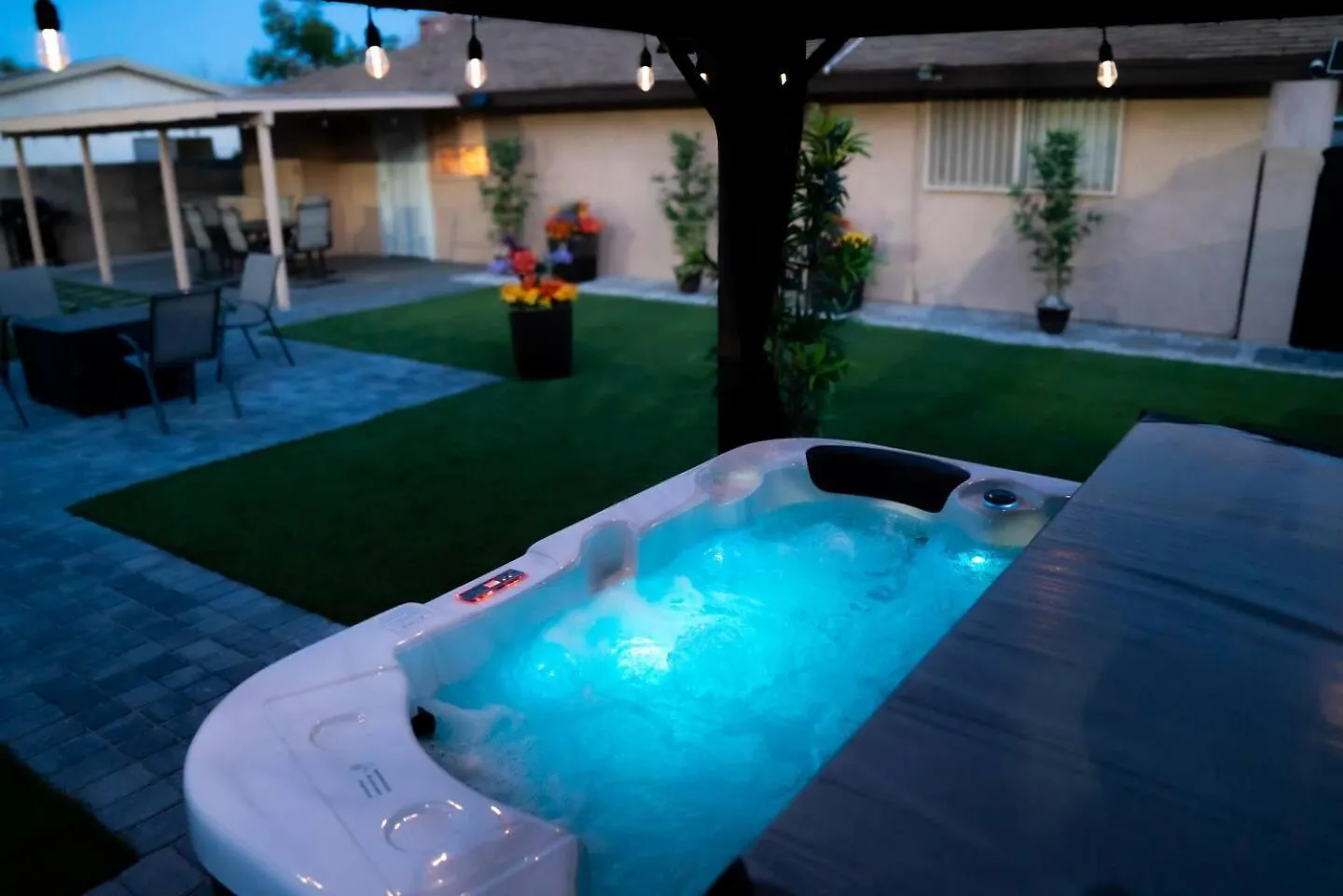 Enchanting Gardenhome- Spacious Yardluxe Jacuzzi Las Vegas 0*,  United States
