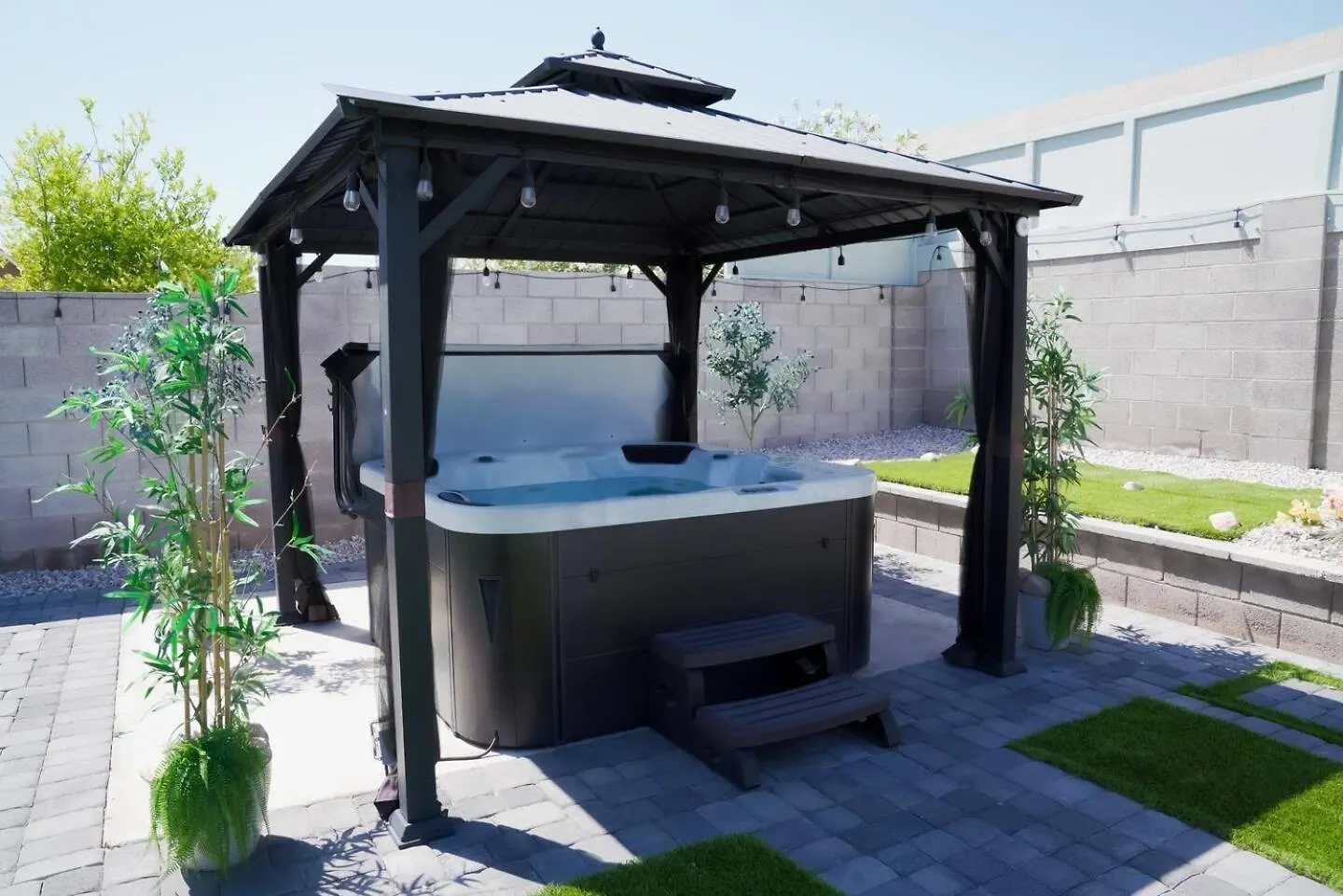 Enchanting Gardenhome- Spacious Yardluxe Jacuzzi Las Vegas Holiday home